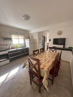 Vista alternativa de la cocina equipada con mesada y electrodomésticos