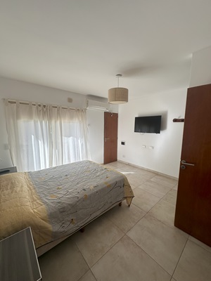 Cómoda habitación matrimonial con cama doble y ventana