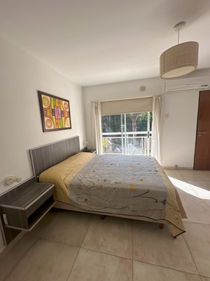 Segunda vista de la habitación matrimonial con armario y decoración