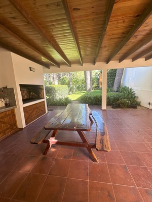 Quincho techado con parrilla, perfecto para asados familiares