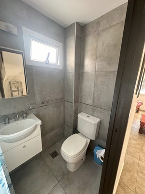 Toilete completo con ducha, muy limpio y moderno